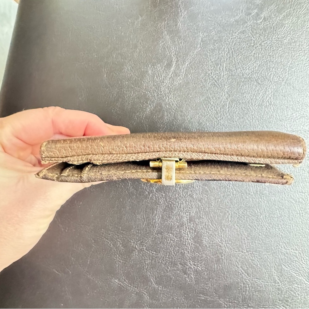 GUCCI
Beige and Brown Wallet with Red and Green Stripe-Pre-loved - Picture 9 of 13